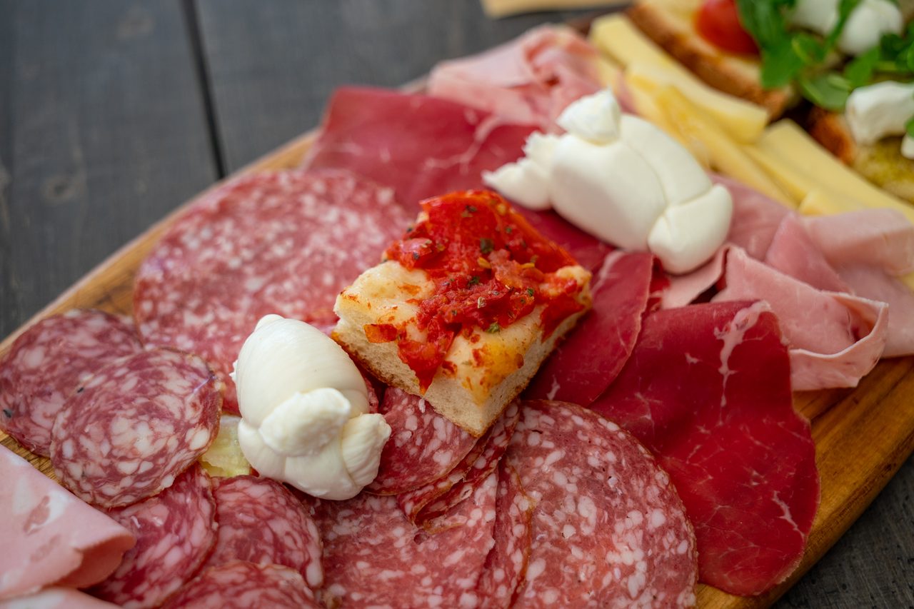 Tagliere de La Locanda dell'Elfo con salame, bresaola, prosciutto, nodini di mozzarella e focaccia al pomodoro